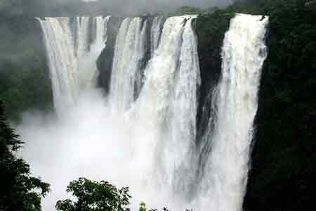 Nohsngithiang Falls